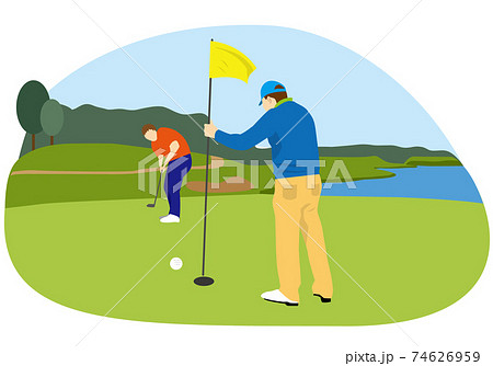 グリーンでパッティングする男性ゴルファーとピンを持つ同伴ゴルファー（背景あり） 74626959
