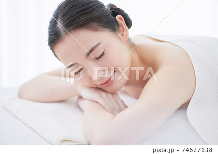 若い女性　エステサロン　 74627138