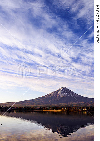 冬の晴れた空と早朝の富士山 紅富士 の写真素材