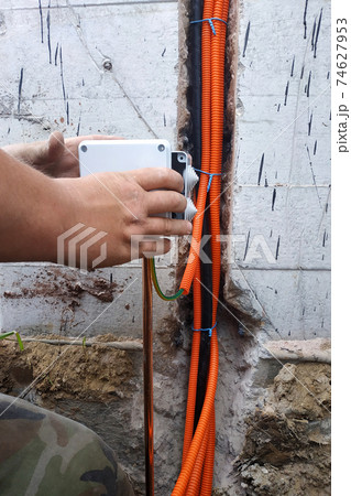 Auxiliary electrical connection to earth or its equivalent of metal non-conductive parts, connection and insulation of a copper tube. Auxiliary electrical connection to earth or its equivalent of metal non-conductive parts, connection and insulation of a copper tube. 74627953