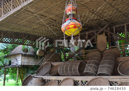 バングラデシュ　ダッカ郊外のショナルガオ　ショドルバリと呼ばれる民族博物館　工芸品が置かれた展示小屋 74628430