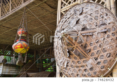 バングラデシュ　ダッカ郊外のショナルガオ　ショドルバリと呼ばれる民族博物館　工芸品が置かれた展示小屋 74628432