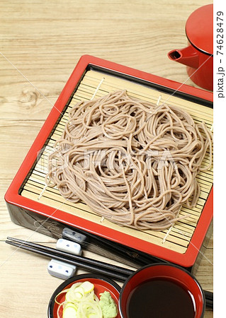 夏の風物詩冷たいそば、やや俯瞰、明るい木目バック 74628479
