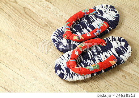 赤い鼻緒の可愛い手作りの布草履 74628513