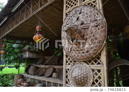 バングラデシュ　ダッカ郊外のショナルガオ　ショドルバリと呼ばれる民族博物館　工芸品が置かれた展示小屋 74628823