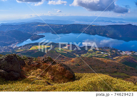 神奈川県箱根町 秋の箱根駒ヶ岳山頂から芦ノ湖方面の眺望 神奈川県箱根町 秋の箱根駒ヶ岳山頂から芦ノ湖方面の眺望 74629423
