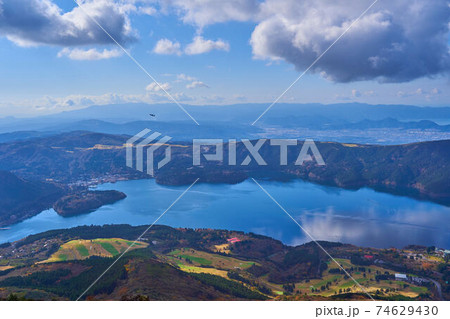 神奈川県箱根町 秋の箱根駒ヶ岳山頂から芦ノ湖方面の眺望 74629430