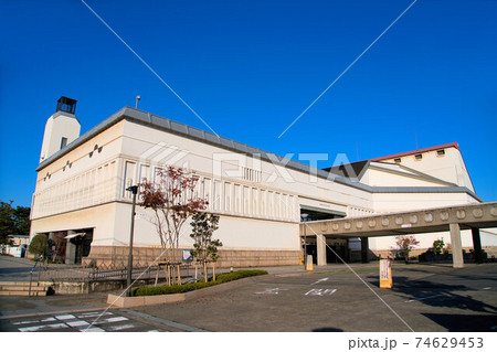 倉敷市民会館と秋の朝の青空 岡山県倉敷市 倉敷市民会館と秋の朝の青空 岡山県倉敷市 74629453