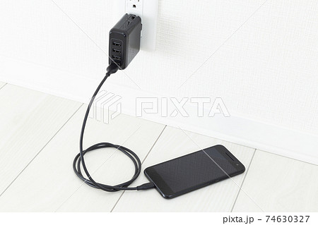 スマホの充電 スマホの充電 74630327