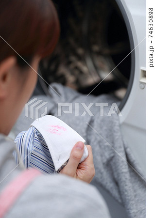 夫のワイシャツを洗濯中にキスマークを発見する主婦 74630898
