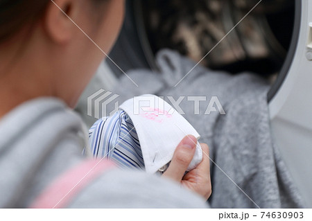 夫のワイシャツを洗濯中にキスマークを発見する主婦 74630903