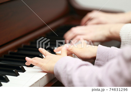 アップライトピアノを弾く5歳の女の子とママ 74631296