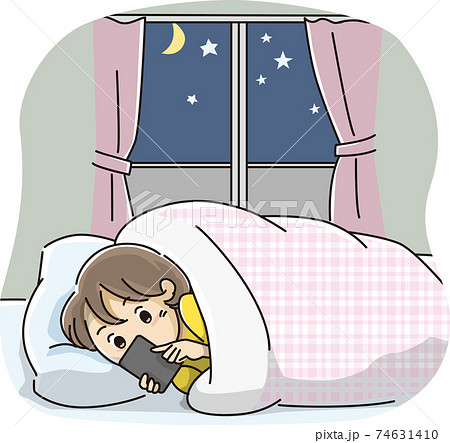 夜遅くまでスマートフォンを見る女の子 74631410