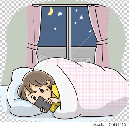 夜遅くまでスマートフォンを見る女の子 74631410