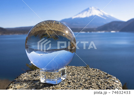 水晶越しに覗き見る逆さ富士(富士山, 本栖湖) 74632433