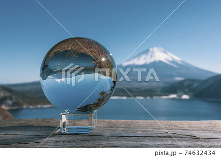 水晶越しに覗き見る逆さ富士(富士山, 本栖湖) 水晶越しに覗き見る逆さ富士(富士山, 本栖湖) 74632434