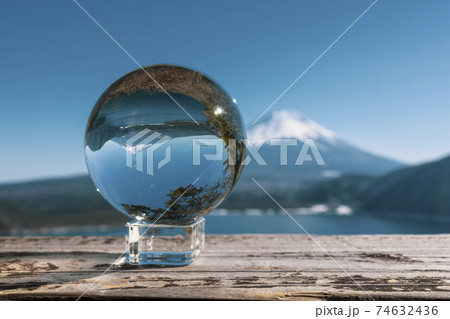 水晶越しに覗き見る逆さ富士(富士山, 本栖湖) 水晶越しに覗き見る逆さ富士(富士山, 本栖湖) 74632436