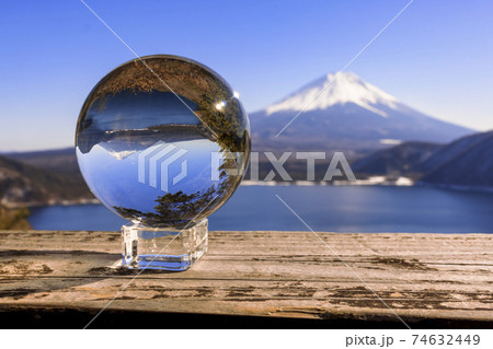 水晶越しに覗き見る逆さ富士(富士山, 本栖湖) 74632449