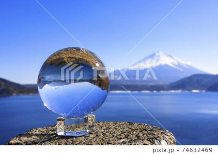 水晶越しに覗き見る逆さ富士(富士山, 本栖湖) 水晶越しに覗き見る逆さ富士(富士山, 本栖湖) 74632469