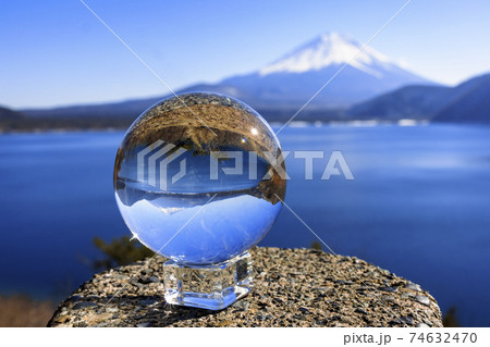 水晶越しに覗き見る逆さ富士(富士山, 本栖湖) 水晶越しに覗き見る逆さ富士(富士山, 本栖湖) 74632470