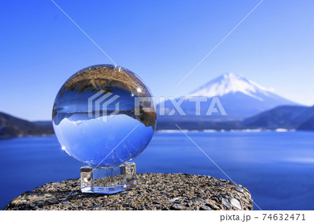 水晶越しに覗き見る逆さ富士(富士山, 本栖湖) 74632471