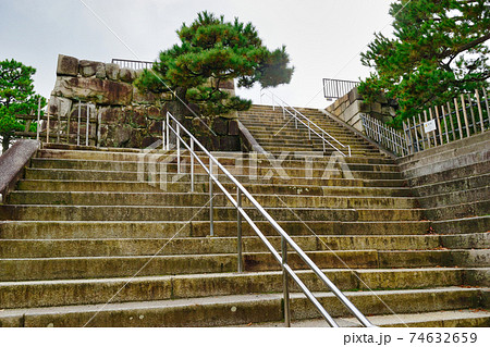 京都 二条城　天守閣跡への階段 74632659