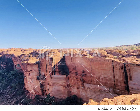 オーストラリアのキングスキャニオンの頂上から見る砂岩の壁の写真素材