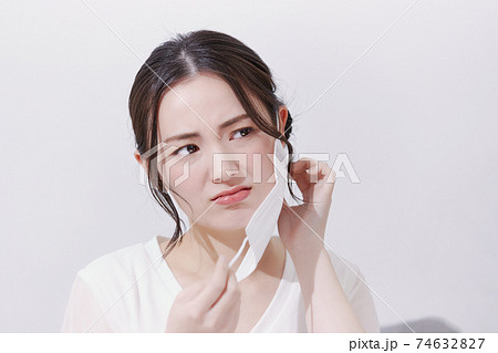 マスクのせいで肌荒れになった若い女性 マスクのせいで肌荒れになった若い女性 74632827