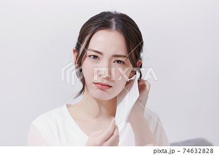マスクのせいで肌荒れになった若い女性 マスクのせいで肌荒れになった若い女性 74632828