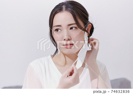 マスクのせいで肌荒れになった若い女性 マスクのせいで肌荒れになった若い女性 74632836