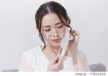 マスクのせいで肌荒れになった若い女性 74632838