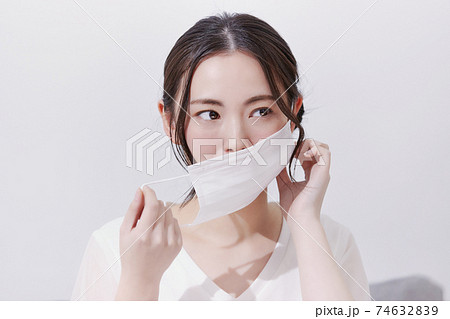 マスクのせいで肌荒れになった若い女性 74632839