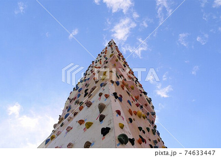 青空に向かってレッツボルダリング 青空に向かってレッツボルダリング 74633447