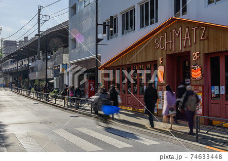 都市風景　中目黒駅前の街並みと人通り　東京都目黒区 74633448