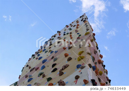 青空に向かってレッツボルダリング 74633449