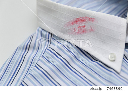 夫のワイシャツの襟に付いたキスマーク 74633904