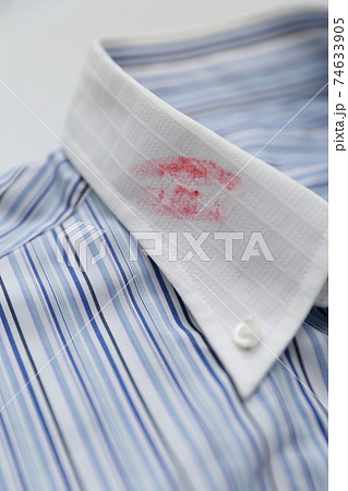 夫のワイシャツの襟に付いたキスマーク 74633905
