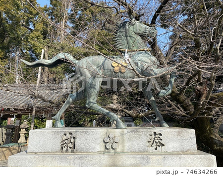神社の境内にある奉納品の馬 74634266