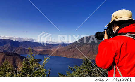 中禅寺湖 半月山展望台 男体山 カメラマン 中禅寺湖 半月山展望台 男体山 カメラマン 74635031