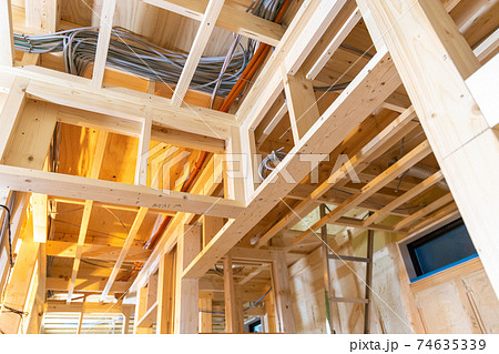 新築一戸建ての工事中の現場（電気配線） 74635339
