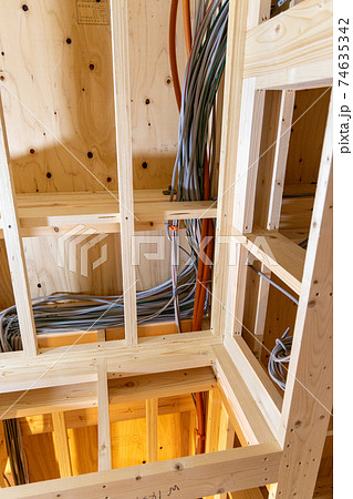 新築一戸建ての工事中の現場（電気配線） 74635342