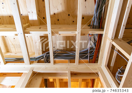 新築一戸建ての工事中の現場（電気配線） 74635343