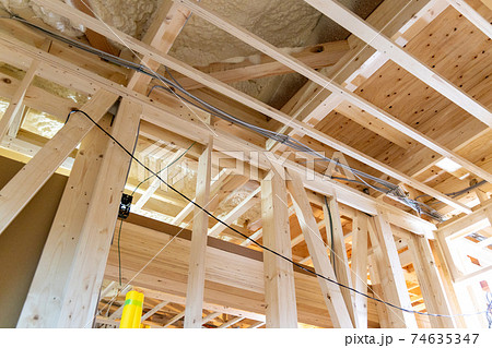 新築一戸建ての工事中の現場（電気配線） 74635347