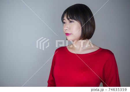 ショートボブの若い女性 74635359