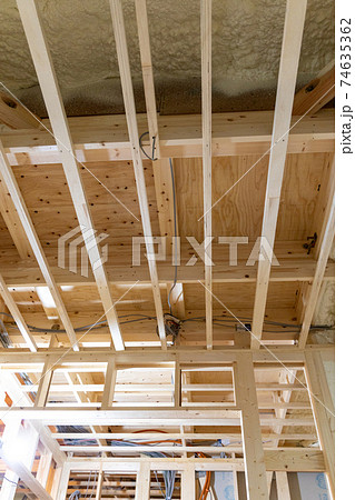 新築一戸建ての工事中の現場（電気配線） 74635362