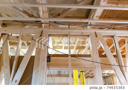 新築一戸建ての工事中の現場(電気配線) 新築一戸建ての工事中の現場(電気配線) 74635363