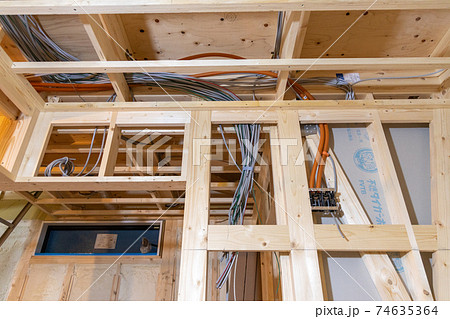 新築一戸建ての工事中の現場(電気配線) 新築一戸建ての工事中の現場(電気配線) 74635364