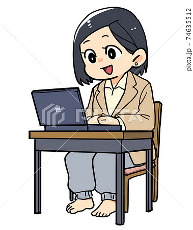 テレワークで上だけ仕事着の女性 74635512