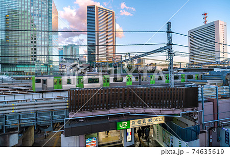 日本の東京都市景観　山手線や浜松町駅(北口）、超高層ビル群などを望む 74635619