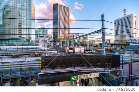 日本の東京都市景観　浜松町駅(北口）や超高層ビル群などを望む 74635620